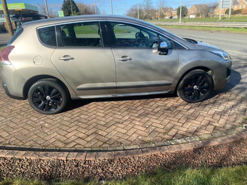 PEUGEOT 3008